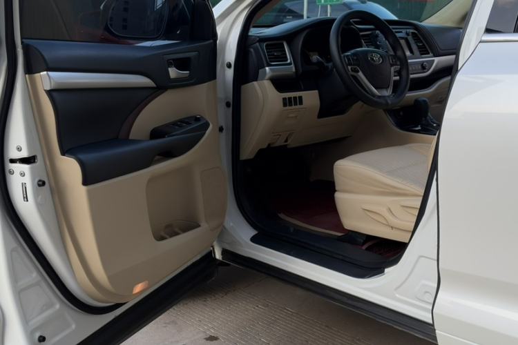 Used Toyota Highlander 2015 3.5L 4x4 Elite Edition 7-Seater Interior 2