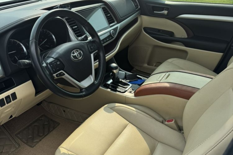 Used Toyota Highlander 2015 2.0T Four-Wheel Drive Luxury Edition 7-Seater Interior 3