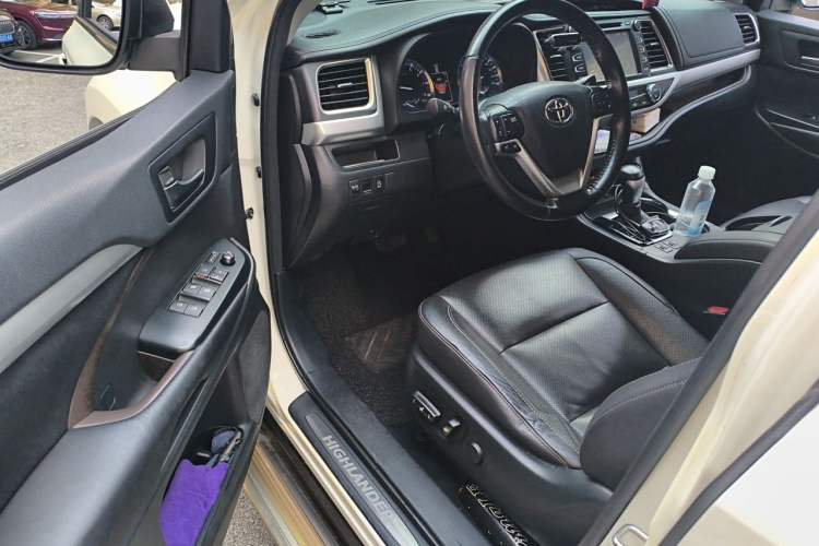 Used Toyota Highlander 2015 2.0T Four-Wheel Drive Luxury Navigation Version with 7 Seats Interior 3
