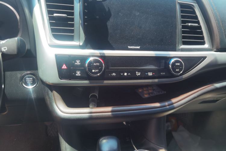 Used Toyota Highlander 2015 2.0T Four-Wheel Drive Luxury Edition 7-Seater Interior 3