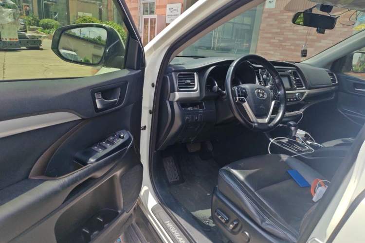 Used Toyota Highlander 2015 2.0T Four-Wheel Drive Luxury Edition 7-Seater Interior 3