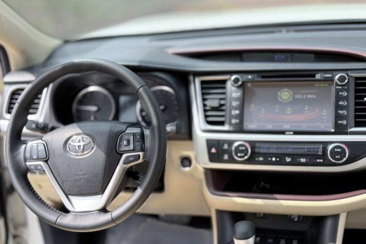 Used Toyota Highlander 2015 2.0T Four-Wheel Drive Luxury Edition 7-Seater Interior 3