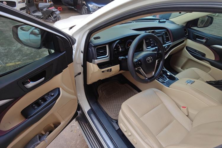 Used Toyota Highlander 2015 2.0T Two-Wheel Drive Luxury Edition 7 Seats Interior 3