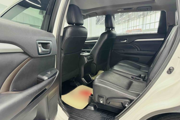 Used Toyota Highlander 2015 2.0T Four-Wheel Drive Luxury Edition 7-Seater Interior 3