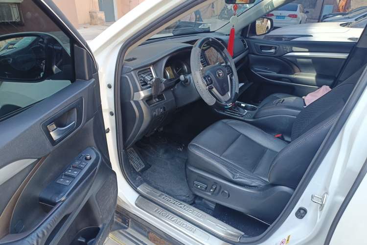 Used Toyota Highlander 2015 2.0T Four-Wheel Drive Luxury Edition 7-Seater Interior 3