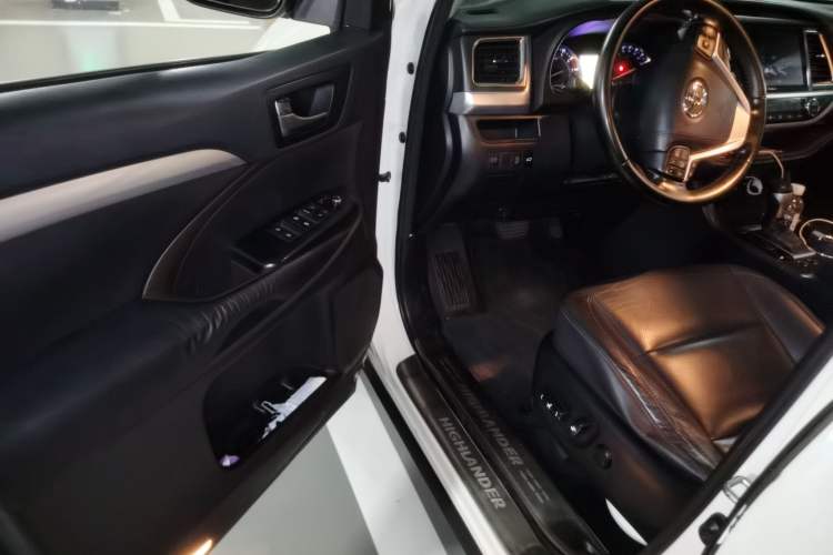 Used Toyota Highlander 2015 2.0T Four-Wheel Drive Luxury Edition 7-Seater Interior 3