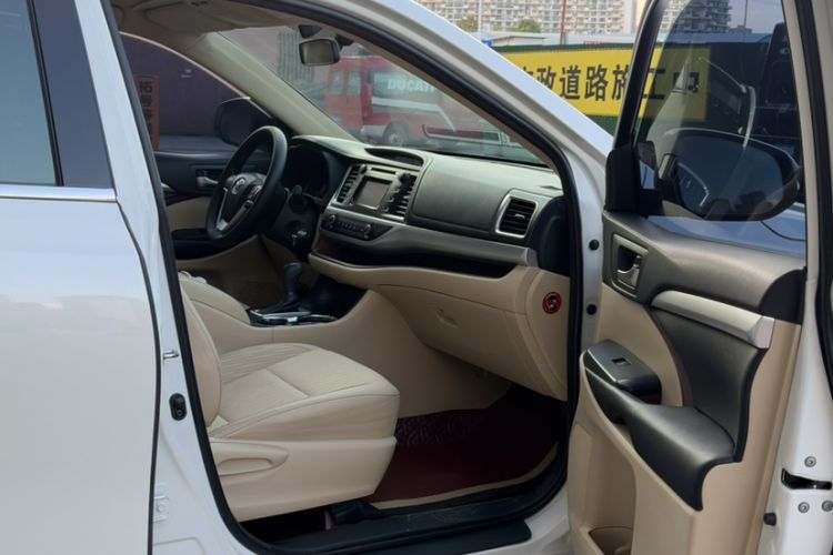 Used Toyota Highlander 2015 3.5L 4x4 Elite Edition 7-Seater Interior 3