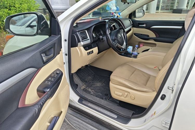 Used Toyota Highlander 2015 2.0T Four-Wheel Drive Luxury Edition 7-Seater Interior 3