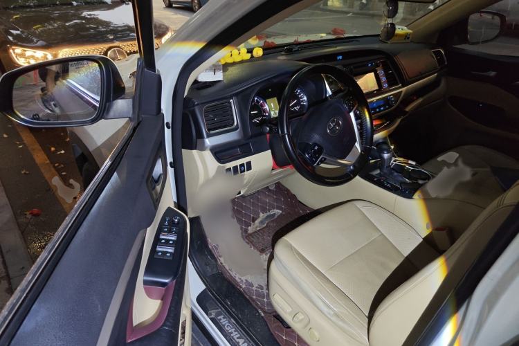 Used Toyota Highlander 2015 2.0T Four-Wheel Drive Luxury Edition 7-Seater Interior 3