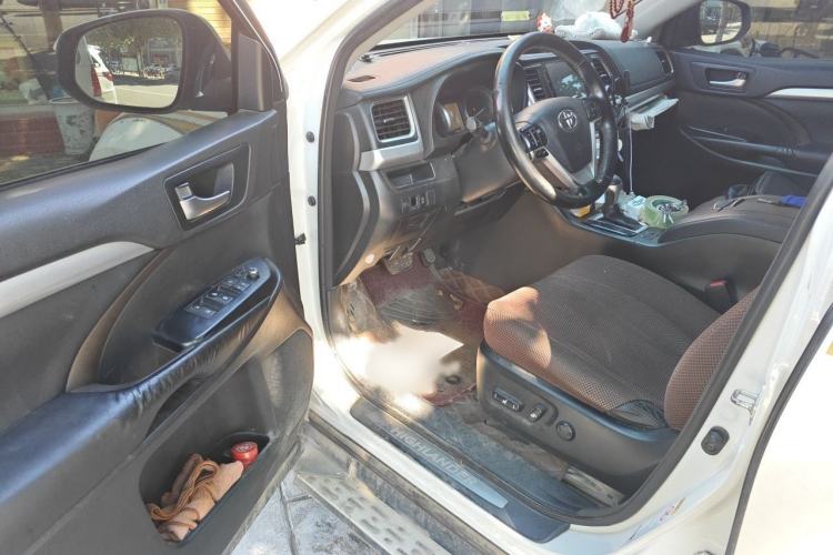 Used Toyota Highlander 2015 2.0T Four-Wheel Drive Luxury Edition 7-Seater Interior 3