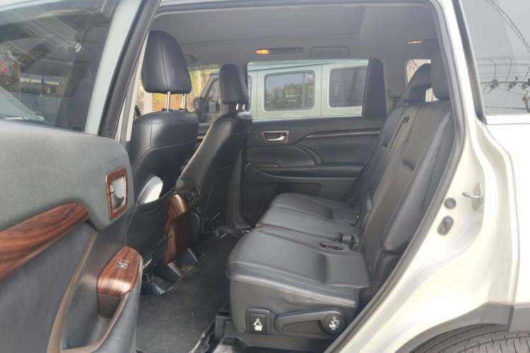 Used Toyota Highlander 2015 2.0T Four-Wheel Drive Luxury Edition 7-Seater Interior 4