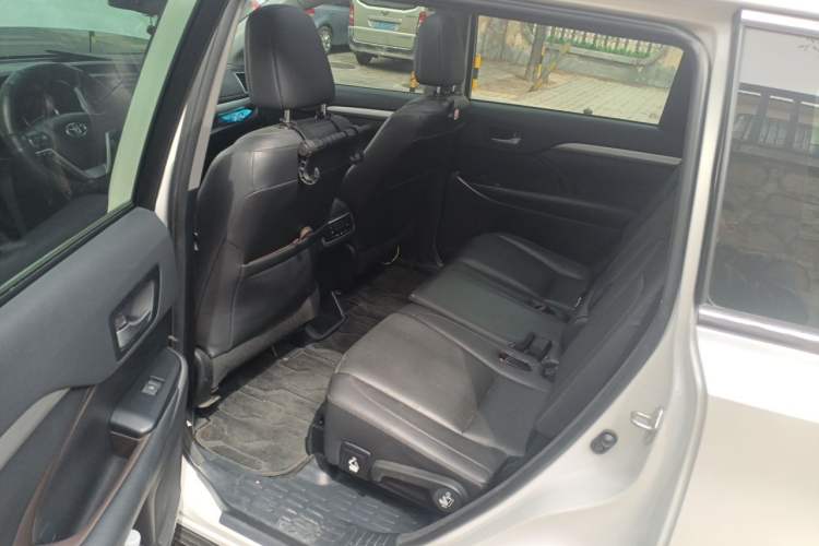 Used Toyota Highlander 2015 2.0T Four-Wheel Drive Luxury Edition 7-Seater Interior 4