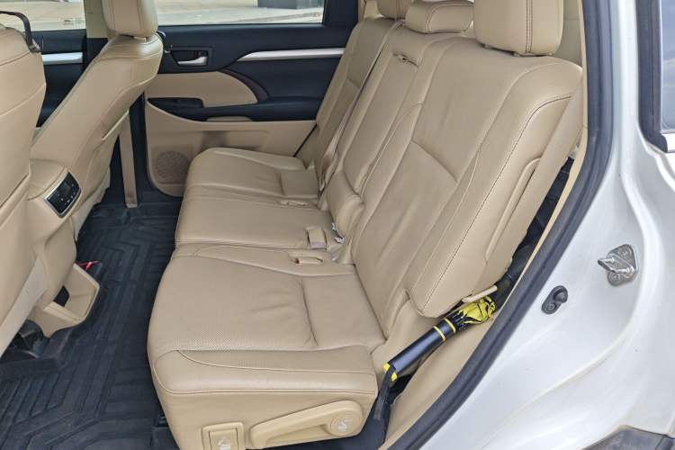 Used Toyota Highlander 2015 2.0T Four-Wheel Drive Luxury Edition 7-Seater Interior 4