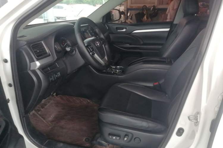 Used Toyota Highlander 2015 2.0T Two-Wheel Drive Luxury Edition 7 Seats Left Front Seat
