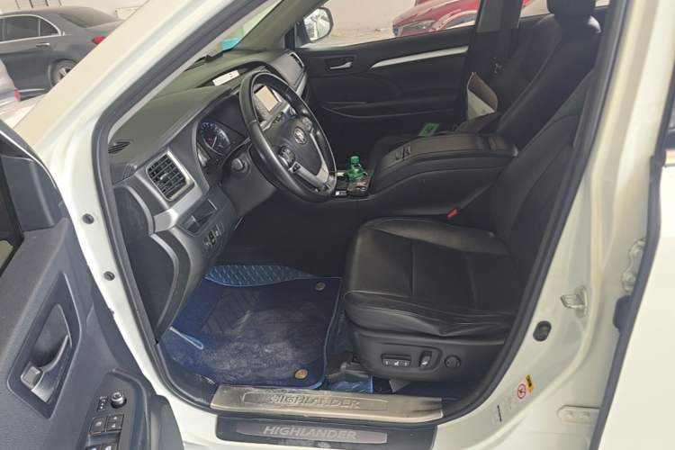 Used Toyota Highlander 2015 2.0T Two-Wheel Drive Luxury Edition 7 Seats Left Front Seat