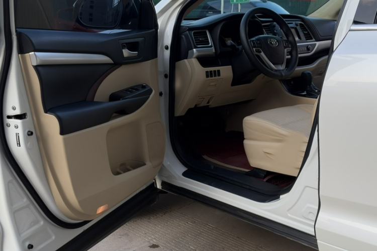 Used Toyota Highlander 2015 3.5L 4x4 Elite Edition 7-Seater Left Front Seat