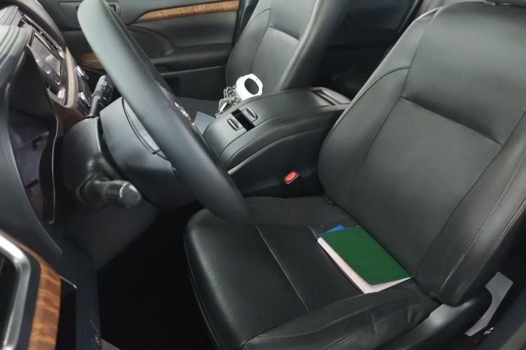 Used Toyota Highlander 2015 2.0T Two-Wheel Drive Luxury Edition 7 Seats Left Front Seat
