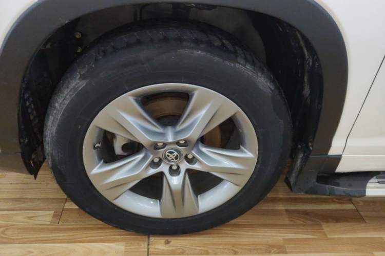 Used Toyota Highlander 2015 2.0T Four-Wheel Drive Luxury Edition 7-Seater Left Front Wheel Hub
