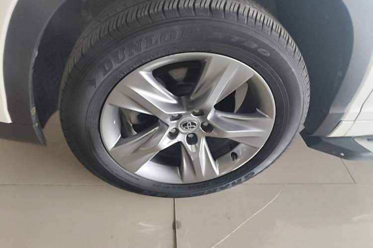 Used Toyota Highlander 2015 2.0T Four-Wheel Drive Luxury Edition 7-Seater Left Front Wheel Hub