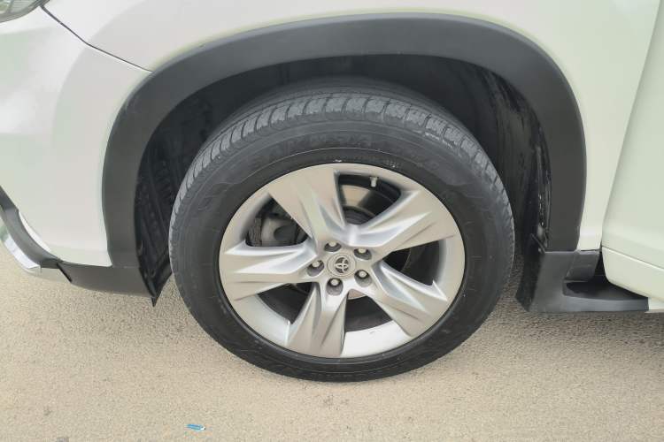 Used Toyota Highlander 2015 2.0T Four-Wheel Drive Luxury Edition 7-Seater Left Front Wheel Hub