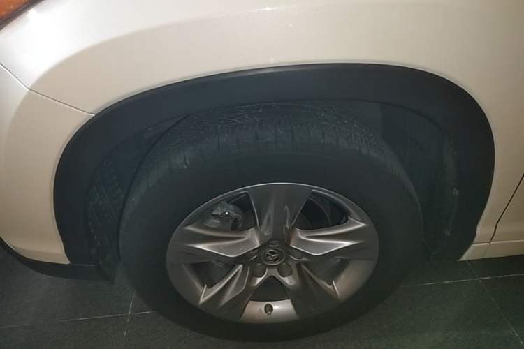 Used Toyota Highlander 2015 2.0T Four-Wheel Drive Luxury Edition 7-Seater Left Front Wheel Hub