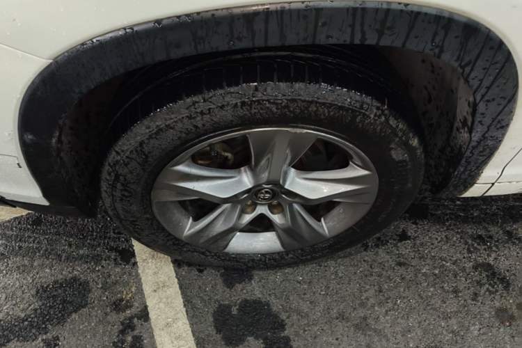 Used Toyota Highlander 2015 2.0T Four-Wheel Drive Luxury Edition 7-Seater Left Front Wheel Hub