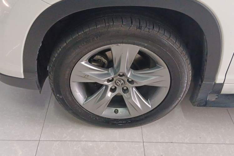 Used Toyota Highlander 2015 2.0T Four-Wheel Drive Luxury Edition 7-Seater Left Front Wheel Hub