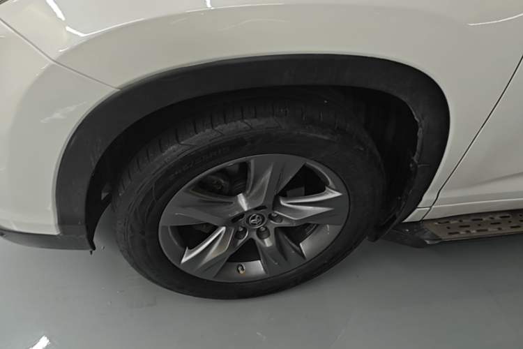 Used Toyota Highlander 2015 2.0T Four-Wheel Drive Luxury Edition 7-Seater Left Front Wheel Hub