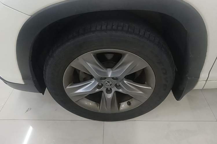 Used Toyota Highlander 2015 2.0T Four-Wheel Drive Ultimate Edition 7-Seater Left Front Wheel Hub