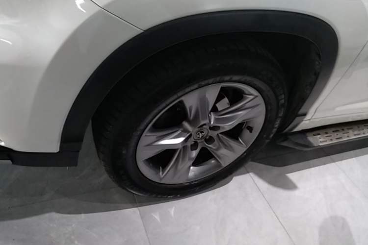 Used Toyota Highlander 2015 2.0T Four-Wheel Drive Luxury Edition 7-Seater Left Front Wheel Hub
