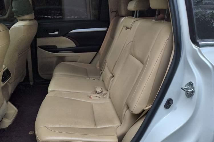 Used Toyota Highlander 2015 2.0T Two-Wheel Drive Luxury Edition 7 Seats Left Rear Seat