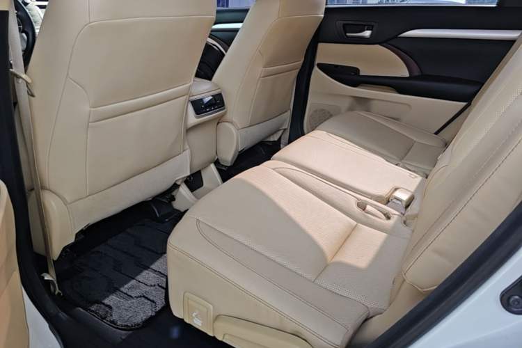 Used Toyota Highlander 2015 2.0T Four-Wheel Drive Luxury Edition 7-Seater Left Rear Seat
