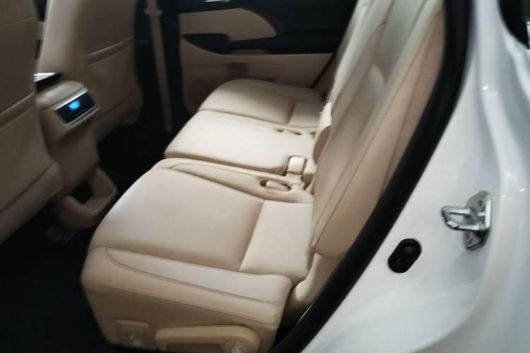 Used Toyota Highlander 2015 2.0T Two-Wheel Drive Luxury Edition 7 Seats Left Rear Seat