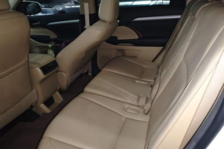 Used Toyota Highlander 2015 2.0T Two-Wheel Drive Luxury Edition 7 Seats Left Rear Seat