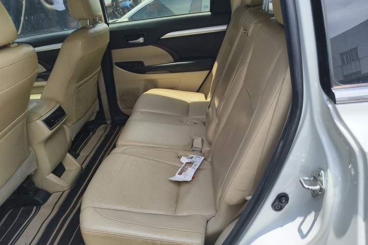 Used Toyota Highlander 2015 2.0T Two-Wheel Drive Luxury Edition 7 Seats Left Rear Seat