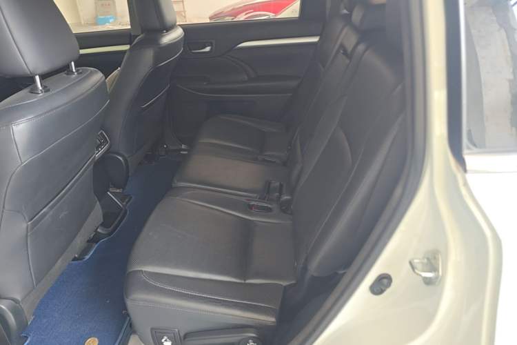Used Toyota Highlander 2015 2.0T Two-Wheel Drive Luxury Edition 7 Seats Left Rear Seat