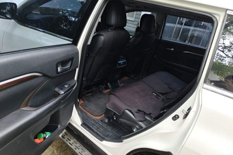 Used Toyota Highlander 2015 2.0T Four-Wheel Drive Ultimate Edition 7-Seater Left Rear Seat