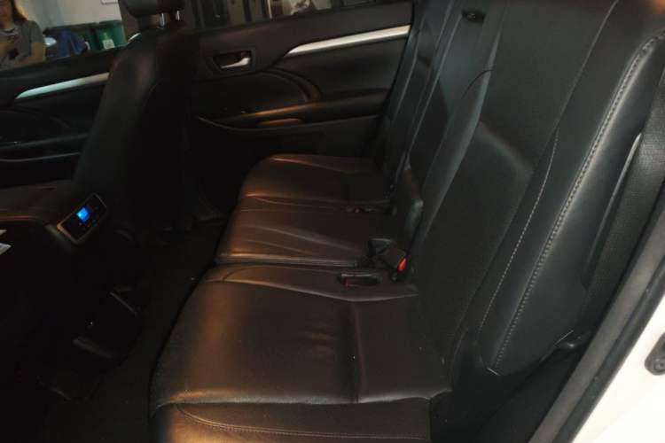 Used Toyota Highlander 2015 2.0T Two-Wheel Drive Luxury Edition 7 Seats Left Rear Seat