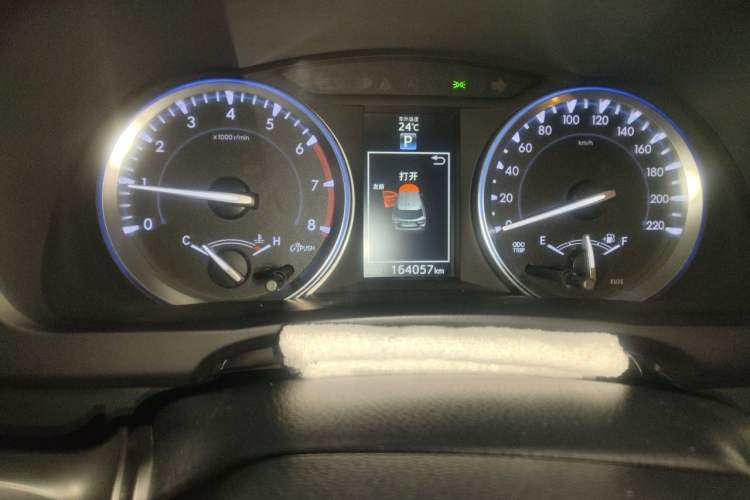 Used Toyota Highlander 2015 2.0T Four-Wheel Drive Ultimate Edition 7-Seater Odometer Close Up