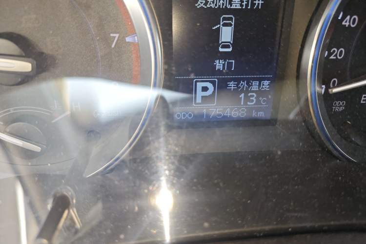 Used Toyota Highlander 2015 2.0T Four-Wheel Drive Luxury Edition 7-Seater Odometer Close Up