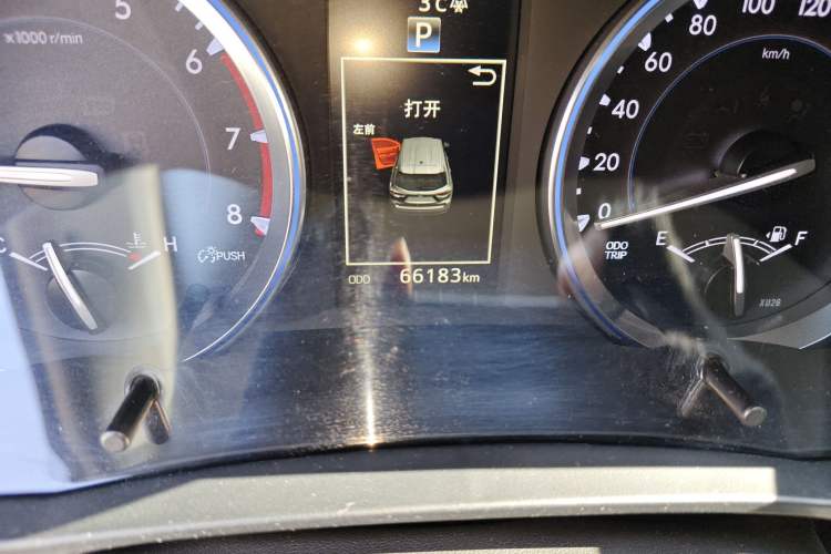 Used Toyota Highlander 2015 2.0T Four-Wheel Drive Ultimate Edition 7-Seater Odometer Close Up