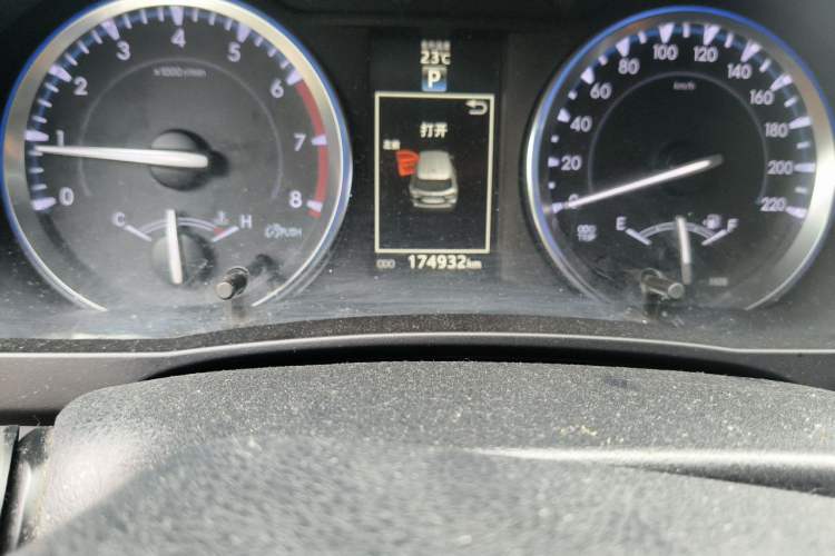 Used Toyota Highlander 2015 2.0T Four-Wheel Drive Ultimate Edition 7-Seater Odometer Close Up
