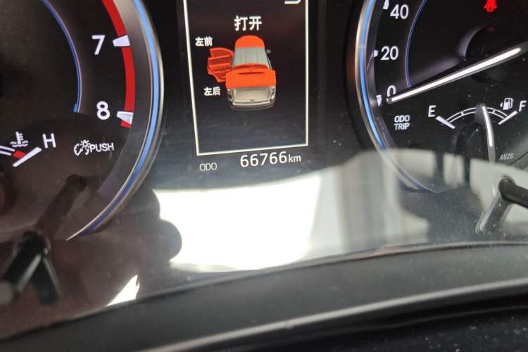 Used Toyota Highlander 2015 2.0T Four-Wheel Drive Ultimate Edition 7-Seater Odometer Close Up