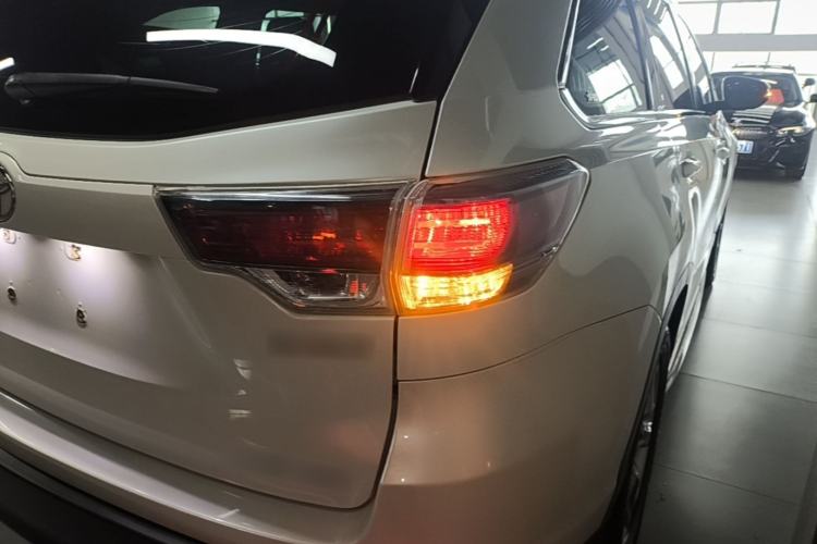 Used Toyota Highlander 2015 2.0T Four-Wheel Drive Luxury Edition 7-Seater Rear Right 45 Deg