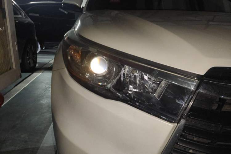 Used Toyota Highlander 2015 2.0T Two-Wheel Drive Luxury Edition 7 Seats Right Front Headlight