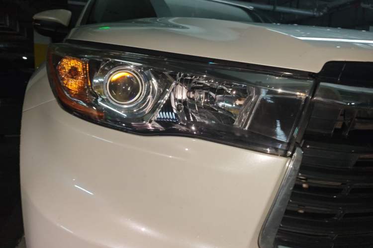 Used Toyota Highlander 2015 2.0T Two-Wheel Drive Luxury Edition 7 Seats Right Front Headlight