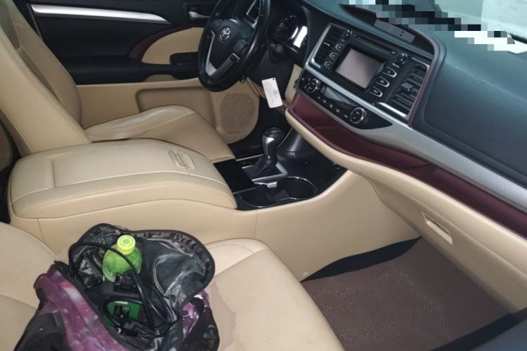 Used Toyota Highlander 2015 2.0T Two-Wheel Drive Luxury Edition 7 Seats Right Front Seat