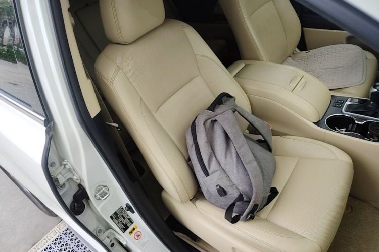 Used Toyota Highlander 2015 2.0T Two-Wheel Drive Luxury Edition 7 Seats Right Front Seat