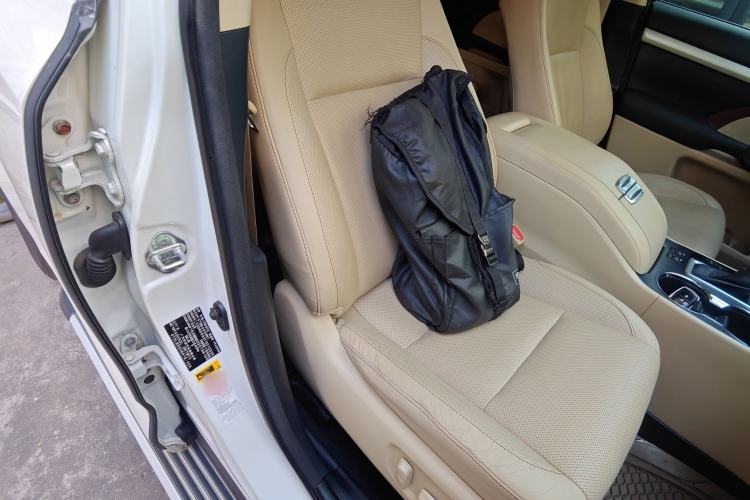 Used Toyota Highlander 2015 2.0T Two-Wheel Drive Luxury Edition 7 Seats Right Front Seat
