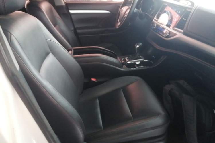 Used Toyota Highlander 2015 2.0T Two-Wheel Drive Luxury Edition 7 Seats Right Front Seat